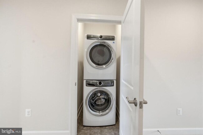 Building Photo - 211 Phoenix Dr