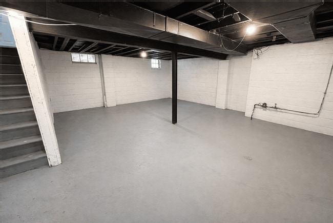 Building Photo - 15824 Norborne Ave