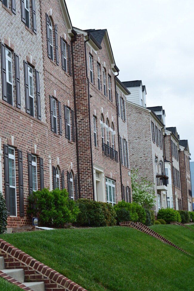 Building Photo - Fabulous South End Condo for Immediate Lease! Water included!