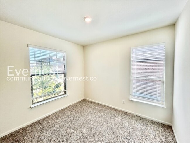 Building Photo - 4 Bed/2 Bath Home with Garage / Available Now!