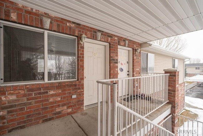 Building Photo - Brentwood Upper Level Condo - 2 Bed, 1 Bath with Washer/Dryer and Optix Internet!