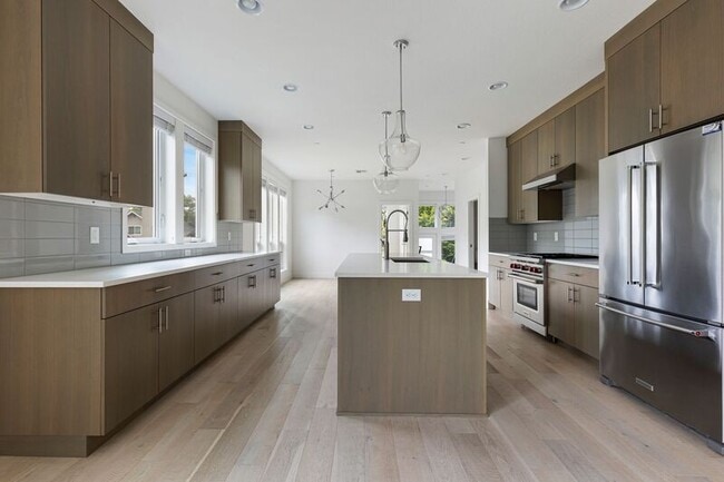 Building Photo - 2220 SE Lambert St