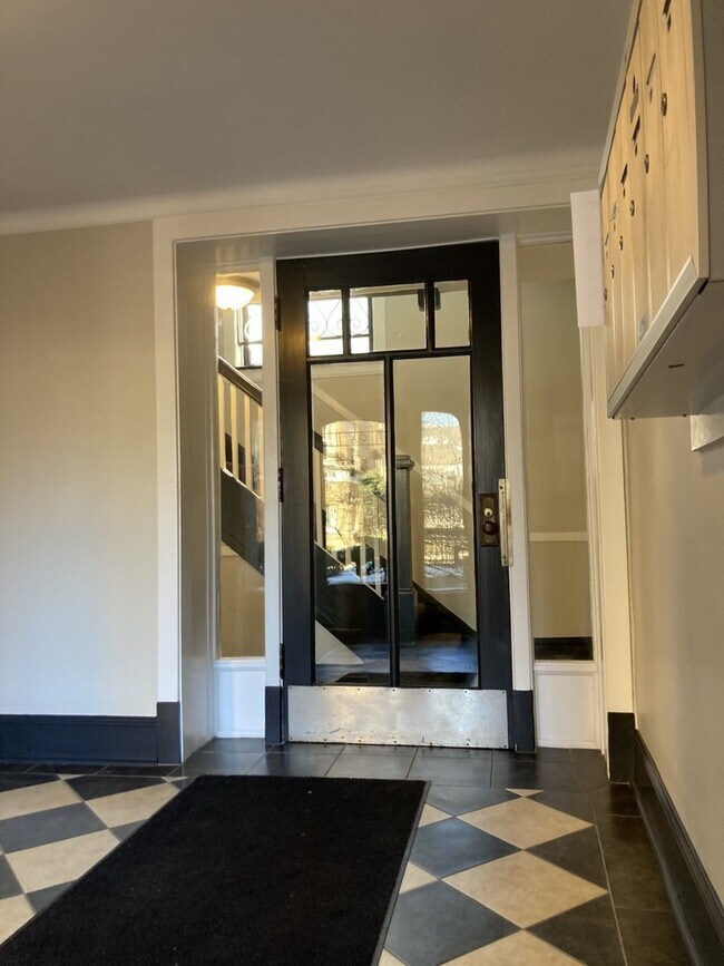 Building Photo - 619 Washington Blvd