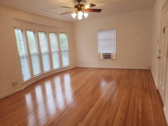 447 OAK APT H LIVING ROOM - 447 N Oakhurst Dr