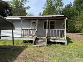 Building Photo - Two bedroom, 1 bath house in Burlington