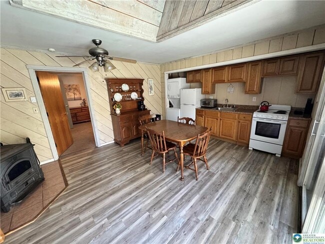 Building Photo - 2156 White Oak Dr