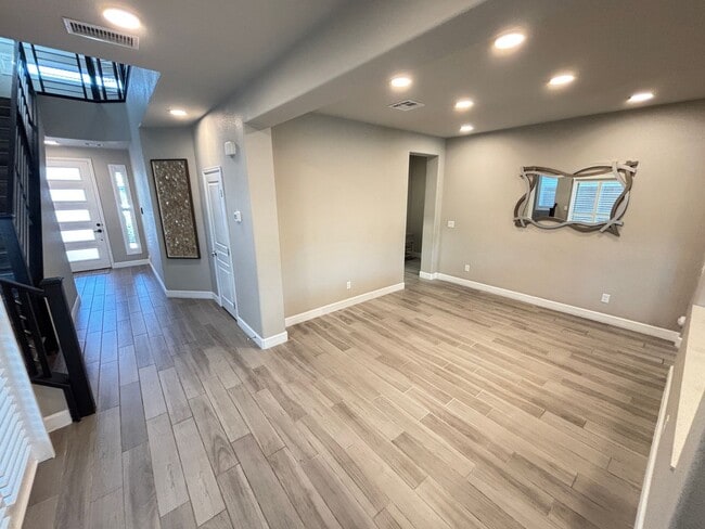 Building Photo - Contemporary 4Bed/3Bath/3 Car/+ Loft -residence located in the Silverado Ranch area