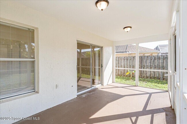 Building Photo - 6651 Fawn Ridge Dr