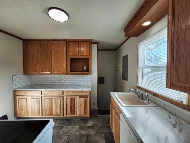 Building Photo - Pet Friendly, Fully Fenced Richland Duplex!