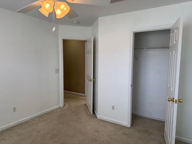 Building Photo - 3BR Townhome in Brentwood