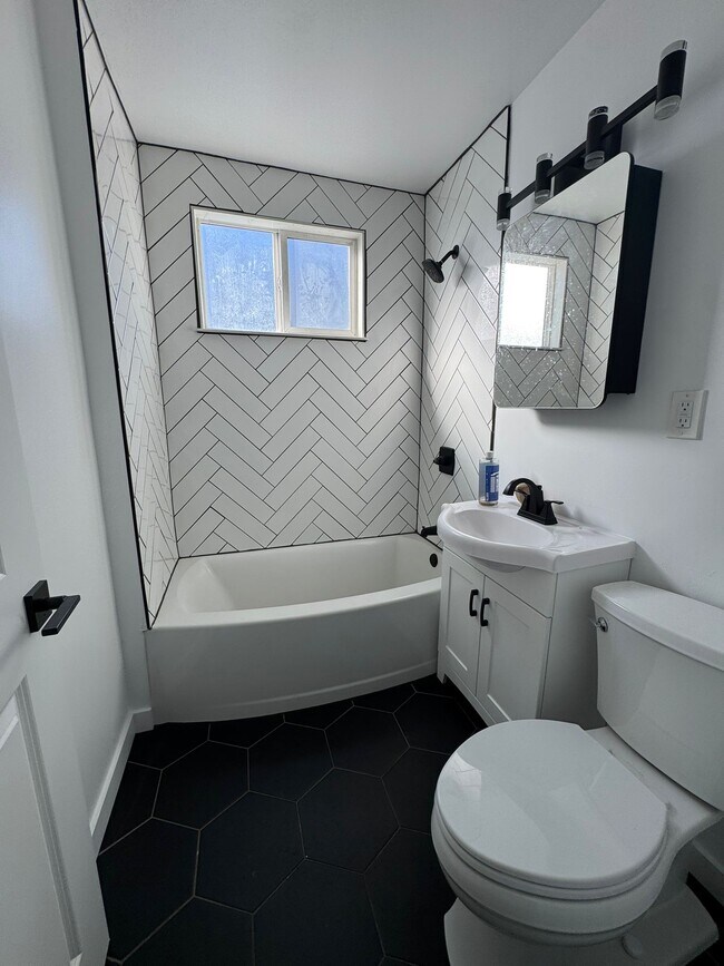 Building Photo - 317 Tennyson Rd