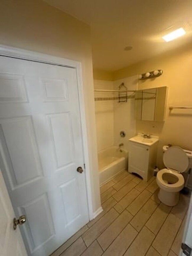 Building Photo - Large 3 bedroom 2 bathroom Condo with Cent...