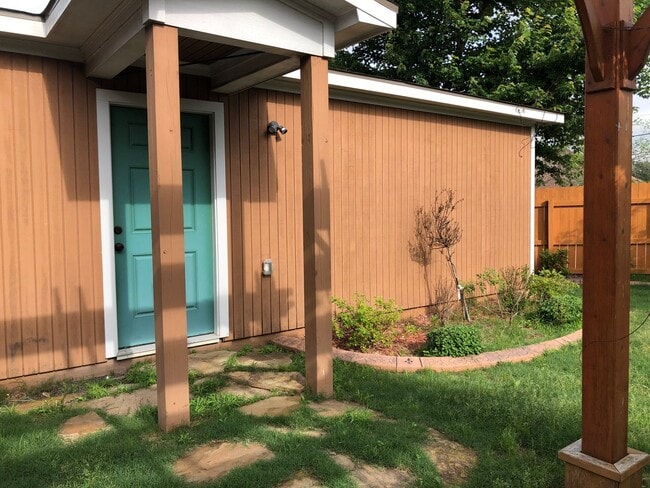 Building Photo - Corner Lot close to Barksdale Airforce Base with Bonus Room in back yard..