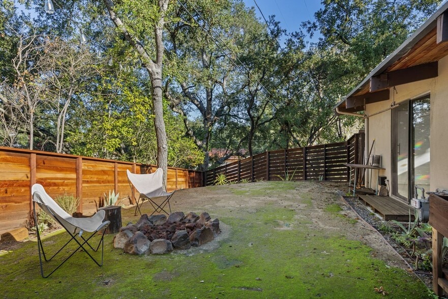 Building Photo - Updated Mid-Century Home in Picturesque Woodland Hills