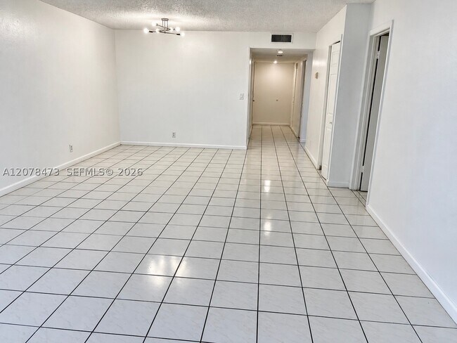 Building Photo - 205 Lakeview Dr