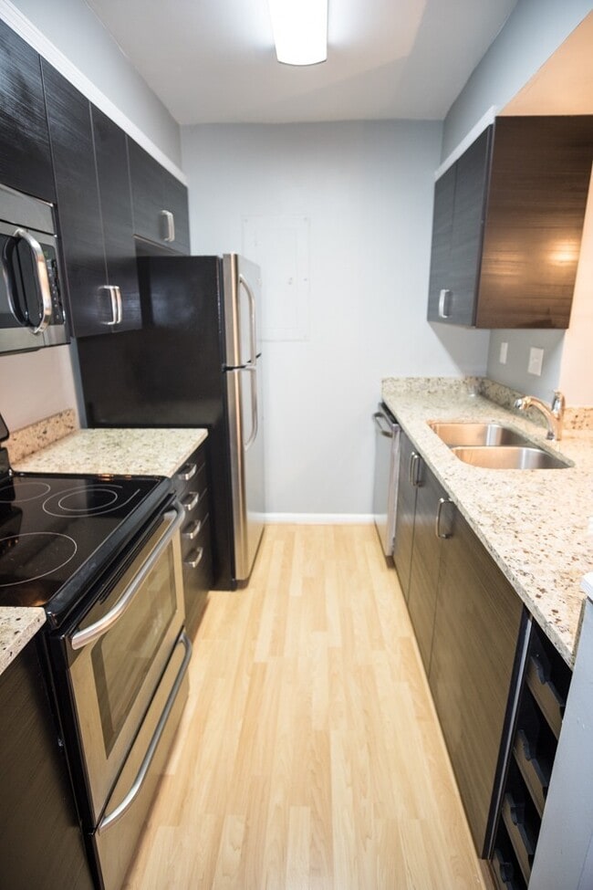 Building Photo - Beautifull Top-Floor 2B/2B Condo in Sought-After Cross Creek Community!