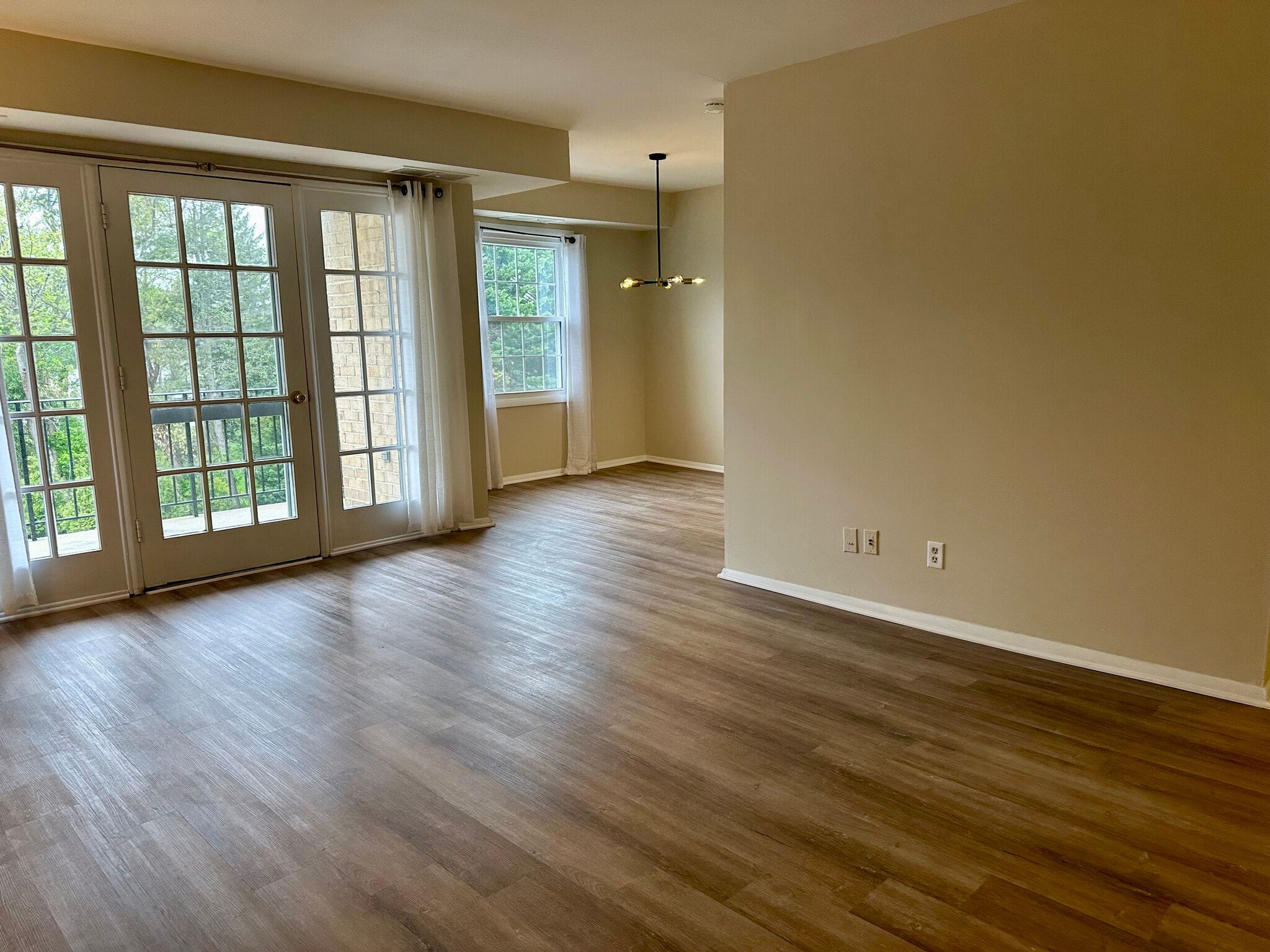 Building Photo - 3945 Lyndhurst Dr