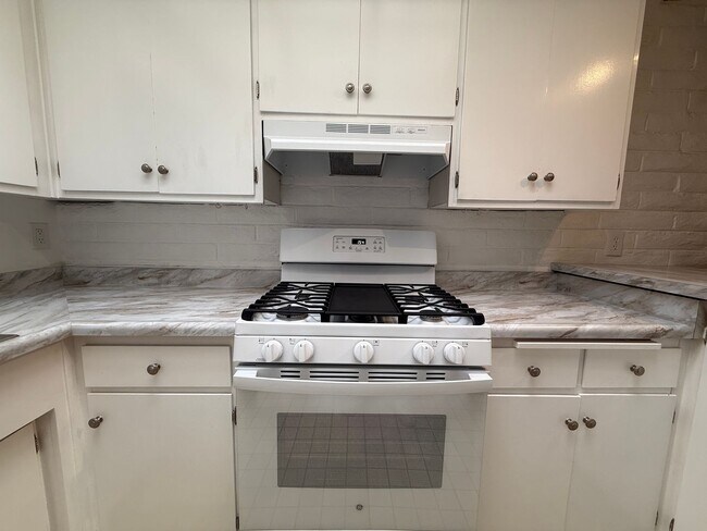 Building Photo - Large and bright condo in the Grossmont Vi...