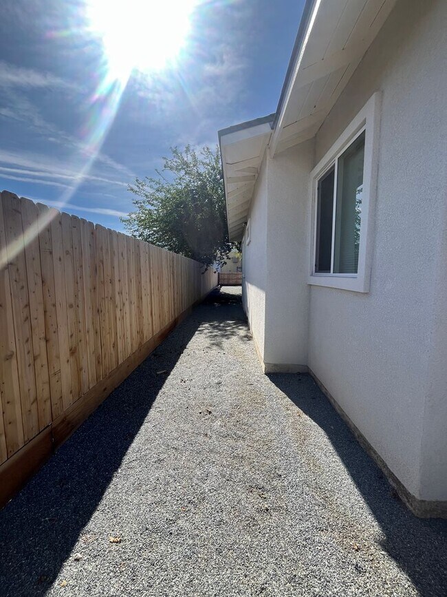 Building Photo - Newly Remodeled Home! MUST SEE!