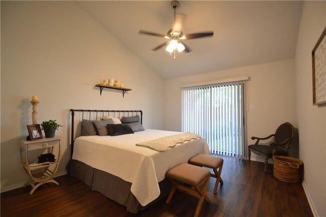 Building Photo - 518 Hunters Glen St