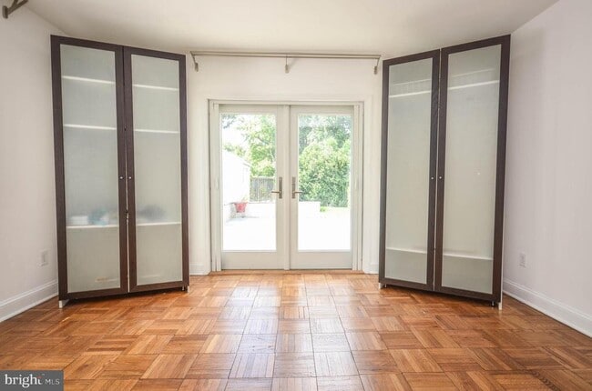 Building Photo - 3313 W Coquelin Terrace