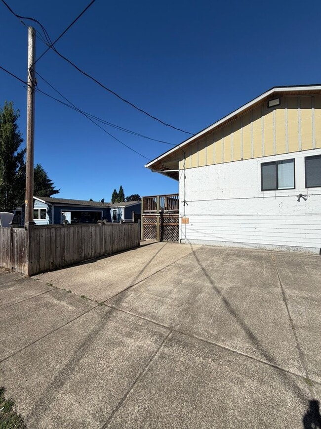 Building Photo - Newly Updated 2 Bedroom!