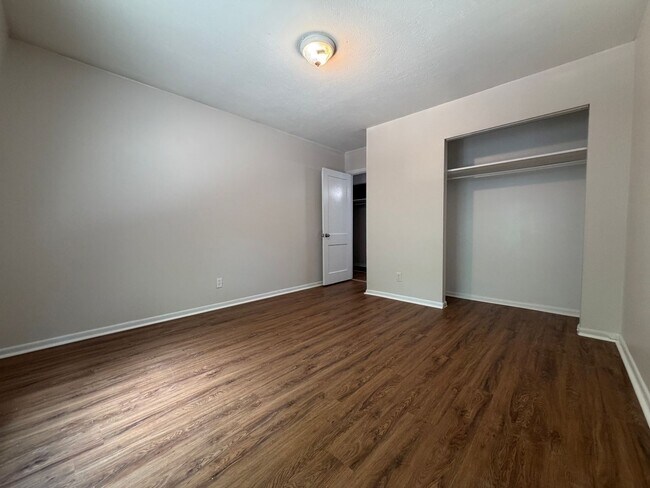 Building Photo - Spacious 1–3 Bedroom Apartments in South Louisville | Cedar Chase