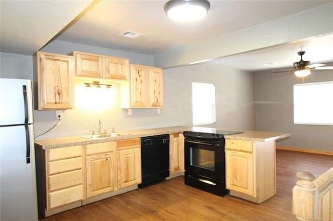 Building Photo - 2 Bedroom 1 bathroom