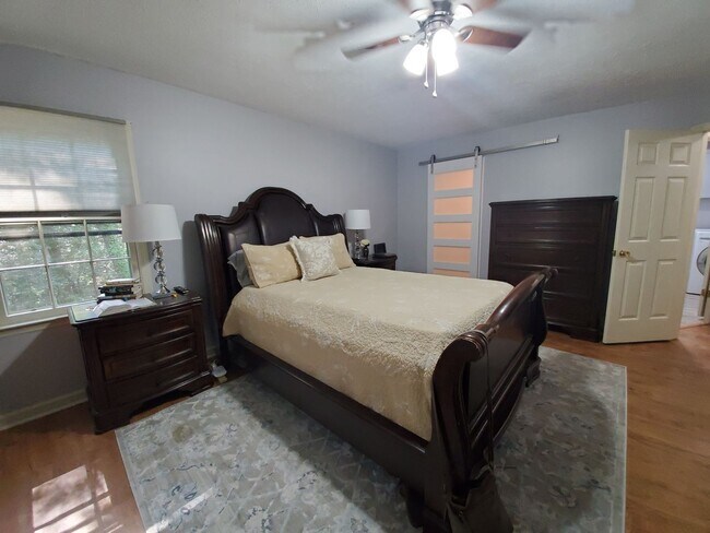 Building Photo - 225 Woodglen Dr