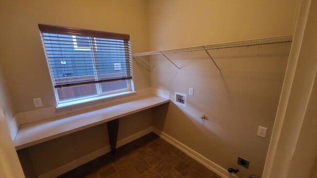 Building Photo - SE Bend 3 bed 2.5 bath Plus BONUS-Fenced