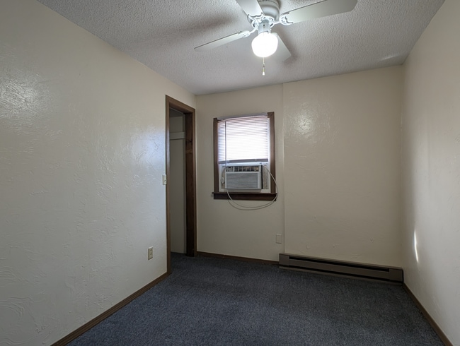 Building Photo - 2 Bedroom Home Available Now!