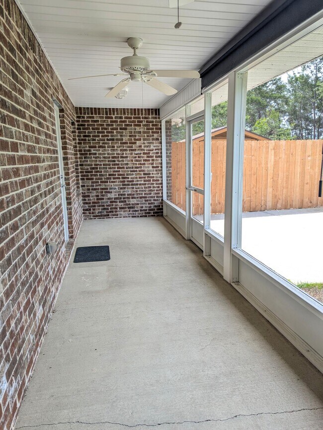 Building Photo - 1827 Sundown Dr