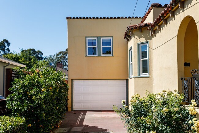 Building Photo - 818 Collier Dr
