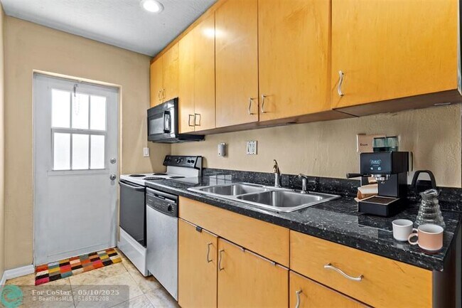 Building Photo - 736 NE 13th Ct