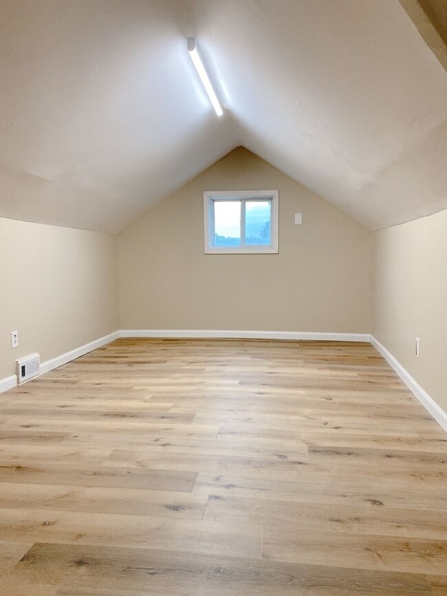 Building Photo - Beautifully updated 5 bed 2 bath house $2200