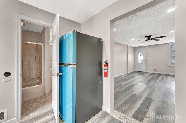 Building Photo - 601 Ridgeway Ave