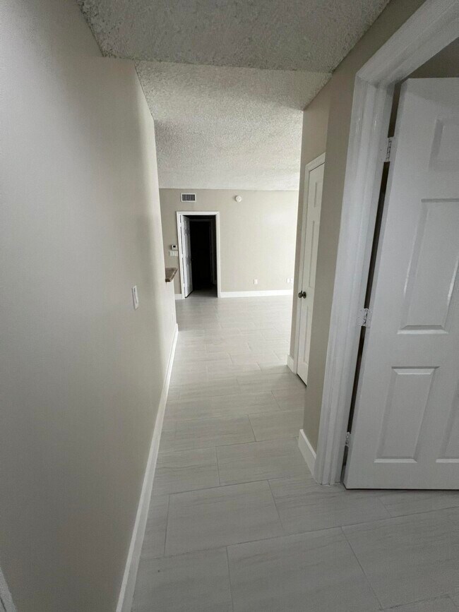 Building Photo - 10354 Fox Trail Rd S