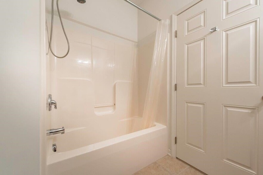Guest Bathroom - 854 W Summerfield Glen Cir