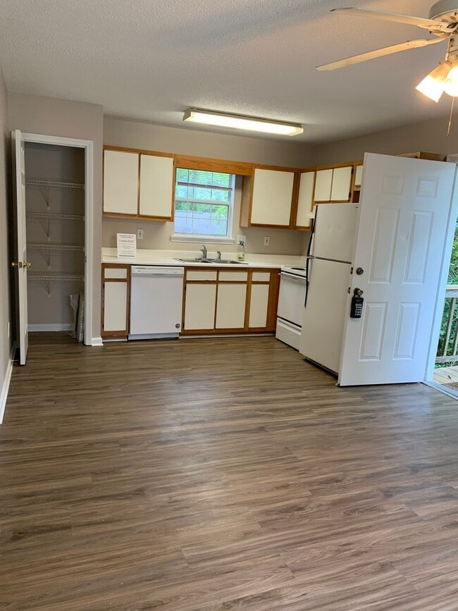 Building Photo - 2114 Wisteria Dr