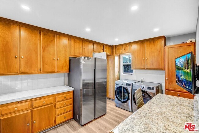 Building Photo - 1920 Van Wick St