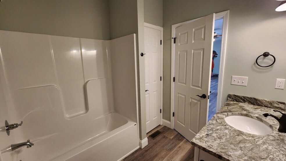 Building Photo - 829 River Cliff Dr