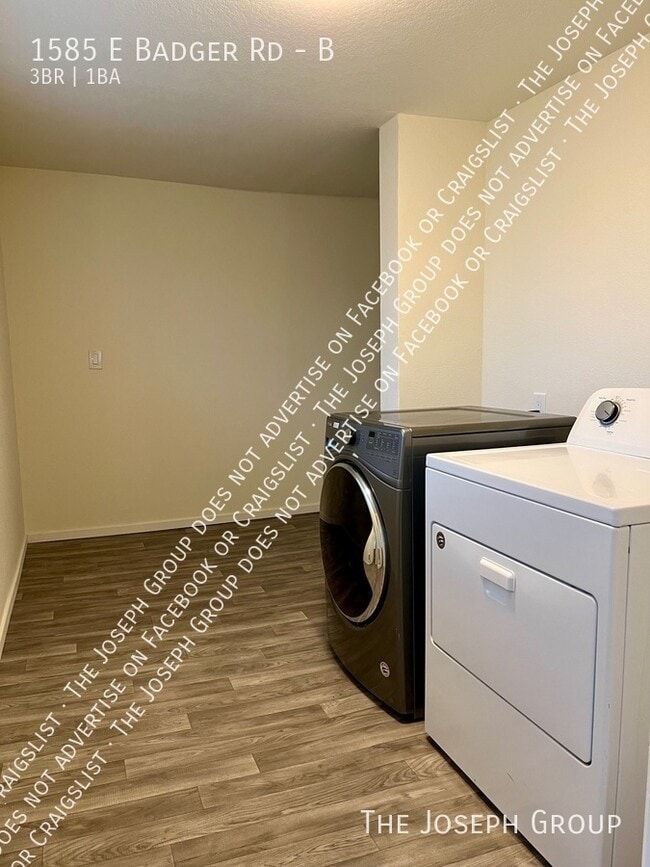 Building Photo - 1585 E Badger Rd