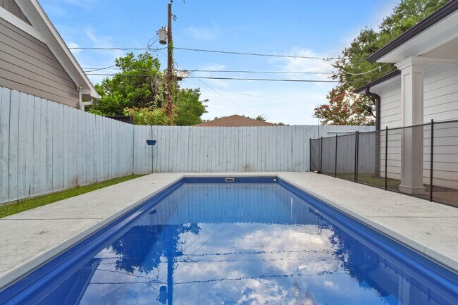Building Photo - Luxury 3-Bed Home with Solar Panels, Tesla...