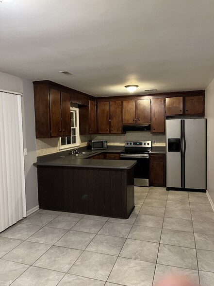 Building Photo - 547 Petty St