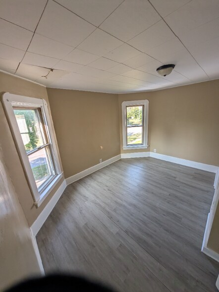 Building Photo - 352 S Maple St