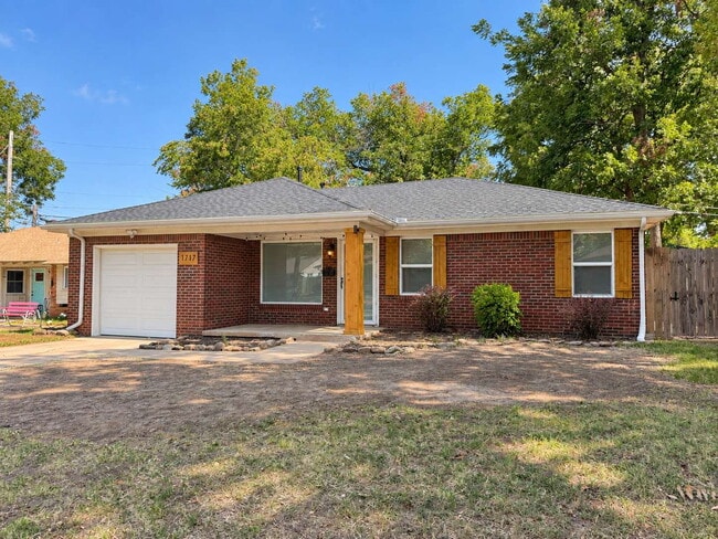 Building Photo - Charming 2 Bed 1 Bath