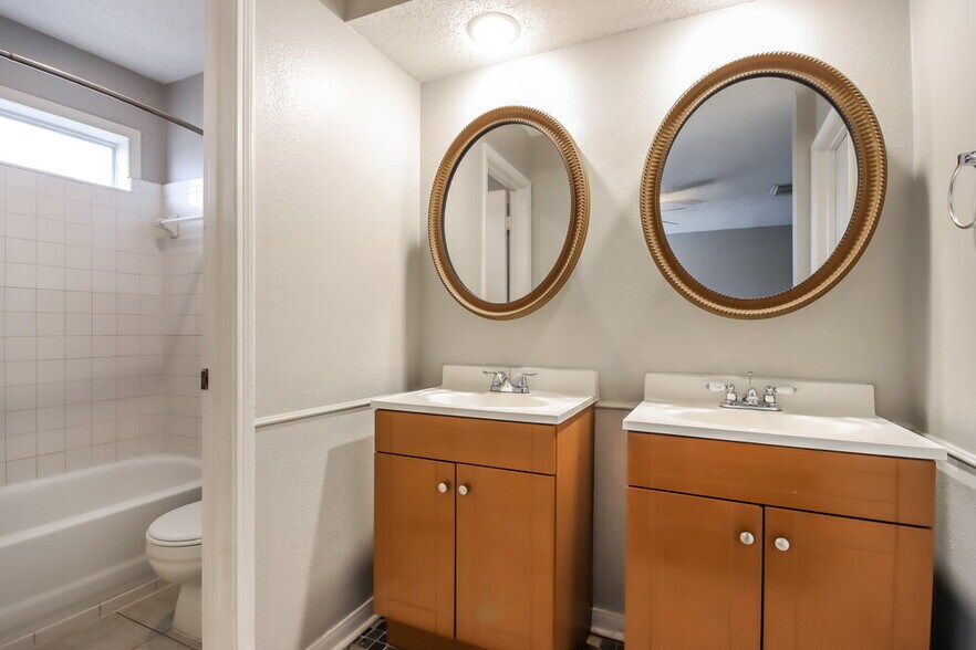 Building Photo - 18515 Denise Dale Ln