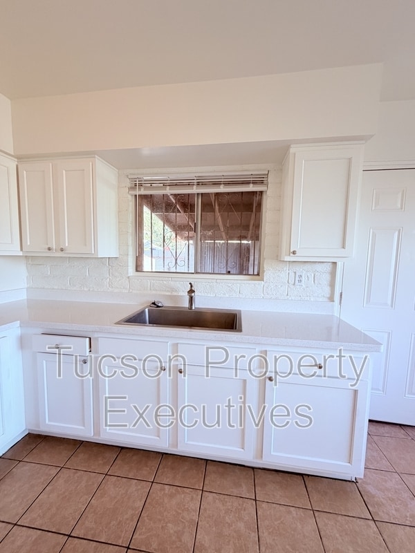 Building Photo - 1328-P1328 W Pennington St