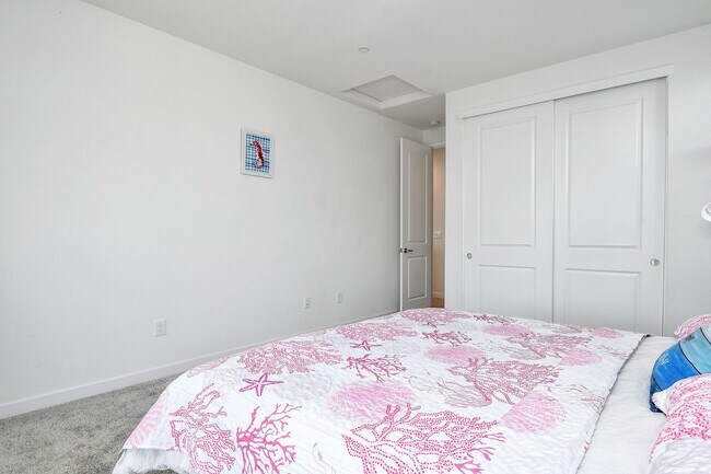 Building Photo - Waterfront Beauty