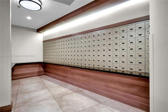 Building Photo - 3701 N Country Club Dr